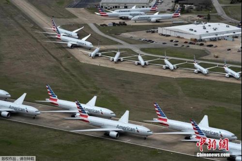 资料图：美国俄克拉荷马州塔尔萨的塔尔萨国际机场的跑道上停满了飞机。