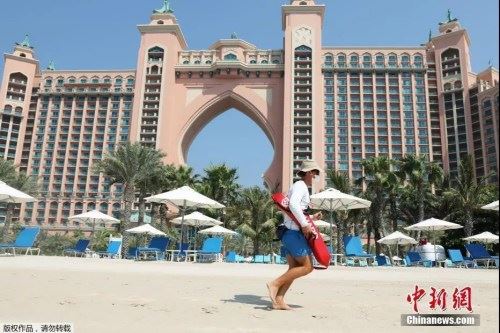 资料图：当地时间7月7日，阔别3个多月之后，迪拜重新向海外旅客开放，图为迪拜地标地标亚特兰蒂斯酒店营业。