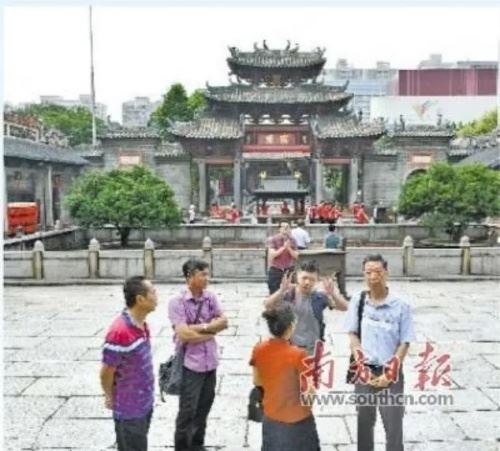 来自越南胡志明市的华人后裔到祖庙寻根。南方日报记者 戴嘉信 摄