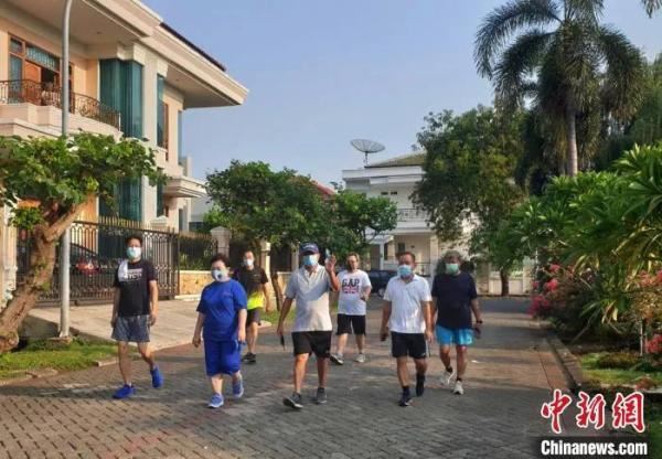 资料图：印尼雅加达华人社区居民自发组织健身、散步，乐观抗“疫”。