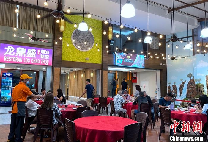12月12日晚，吉隆坡亚罗街一家开业不到两周的新餐馆吸引不少食客。中新社记者 陈悦 摄