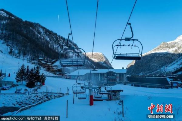 当地时间12月10日，受疫情影响，法国最受欢迎的滑雪胜地之一Val D'Isere暂时关闭。这里降雪量充足，结合特色小镇形成绝佳滑雪度假村。图片来源：Sipaphoto 版权作品 请勿转载