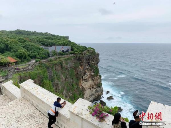 2月11日，距印度尼西亚发生新冠肺炎疫情已过去9个多月，巴厘岛作为国际著名旅游目的地，旅游业遭受重创。图为情人崖景区游客稀少。<a target='_blank' href='http://www.chinanews.com/'>中新社</a>发 赖洪元 摄
