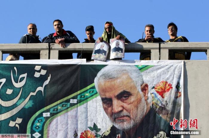 2020年1月3日，因美国空袭，伊朗伊斯兰革命卫队领导人苏莱曼尼身亡。当地时间1月7日，伊朗民众赶到苏莱曼尼家乡哀悼。