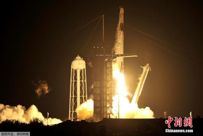 当地时间2020年11月15日晚7时27分，SpaceX新设计的“龙”飞船太空舱从佛罗里达州NASA肯尼迪航天中心发射升空。