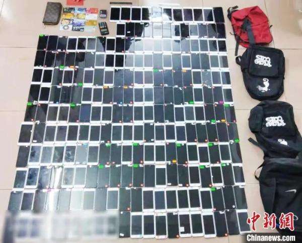 资料图：警方缴获200多台作案手机。(广州警方供图)