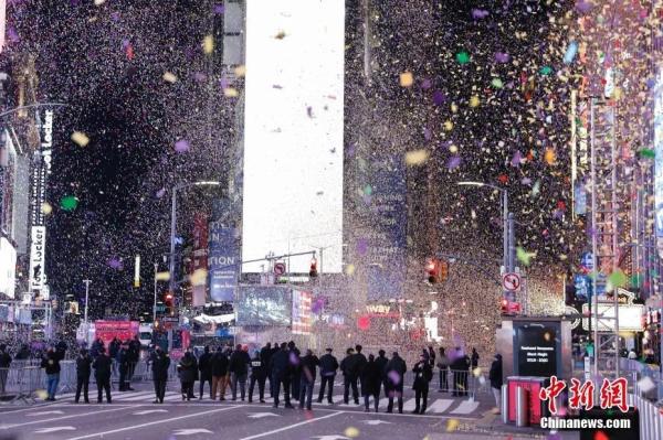 资料图：2021年1月1日0时，新年钟声敲响，纽约时报广场焰火燃放，彩纸飞舞，庆祝新年到来。