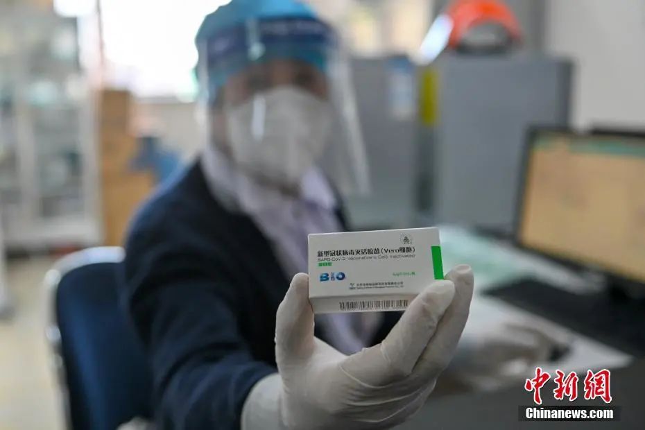 资料图：1月8日，辽宁沈阳，工作人员展示待接种的新冠病毒疫苗。<a target='_blank' href='http://www.chinanews.com/'>中新社</a>记者 于海洋 摄