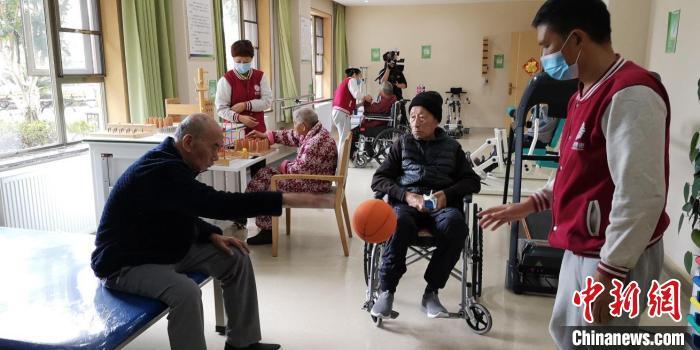  资料图：护工正在和老年人进行康复训练。 贵州省民政厅供图
