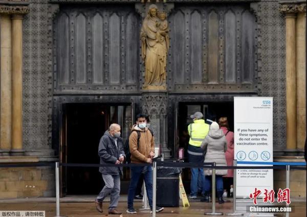 当地时间3月10日，英国伦敦，行人走过威斯敏斯特大教堂的疫苗接种中心。