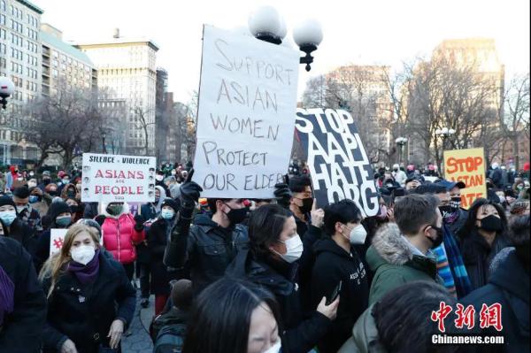 当地时间3月19日，美国纽约民众在曼哈顿联合广场集会，反对歧视亚洲族裔。中新社记者 廖攀 摄