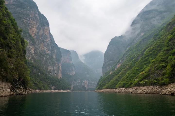 一江碧水两岸青山三峡红叶四季云雨 海外华媒走进神女恋城·红叶巫山