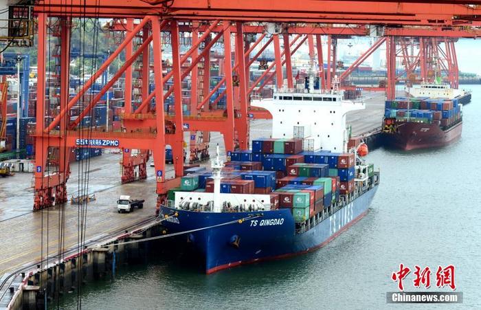 11月7日，中国海关总署公布的最新数据显示，10月中国货物贸易进出口额2.84万亿元人民币，同比增长4.6%。其中，出口同比增长7.6%，进口同比增长0.9%。资料图为厦门港海天集装箱码头。
<a target='_blank' href='http://www.chinanews.com/'>中新社</a>记者 王东明 摄