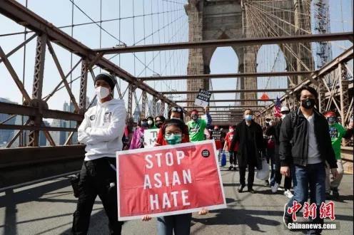 当地时间4月4日，纽约举行反仇恨亚裔大游行。图为游行队伍中手持“停止仇恨亚裔”标语的亚裔孩童。<a target='_blank' href='http://www.chinanews.com/'>中新社</a>记者 廖攀 摄