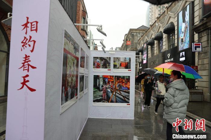 4月7日，“相约春天”抗疫图片展在武汉楚河汉街展出吸引市民参观 张畅 摄
