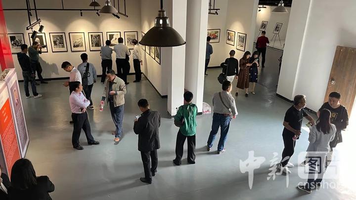 中新社摄影基地揭牌学术展《影像留春秋》在安徽黟县开幕