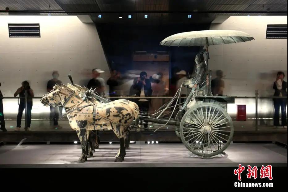 资料图：一号铜车马陈列在秦始皇帝陵铜车马博物馆内。张远 摄