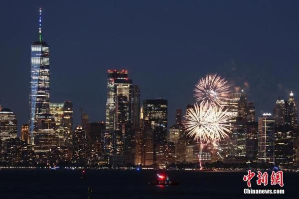 当地时间6月15日晚，纽约州多地燃放焰火并将十余处地标建筑点亮蓝色和金色灯光，庆祝新冠疫苗接种达阶段目标。<a target='_blank' href='http://www.chinanews.com/'>中新社</a>记者 廖攀 摄