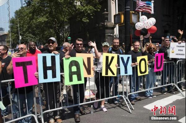 资料图： 当地时间7月7日，纽约观看游行的民众向抗疫工作者打出“感谢”标语。<a target='_blank' href='http://www.chinanews.com/'>中新社</a>记者廖攀 摄