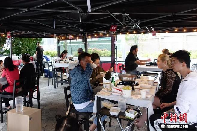 当地时间8月16日晚，顾客在纽约一家火锅餐厅的户外餐位用餐。<a target='_blank' href='http://www.chinanews.com/'>中新社</a>记者 廖攀 摄