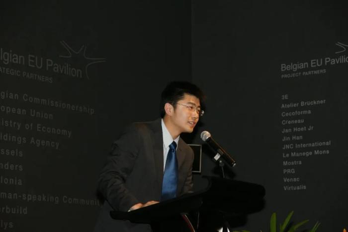 图为2010年，盖琳在上海世博会欧盟馆里发表演讲 受访者供图