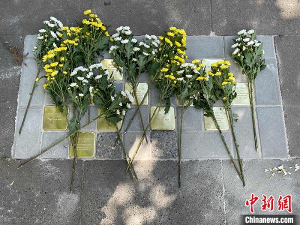 纪念石块上的鲜花。<a target='_blank' href='http://www.chinanews.com/'>中新社</a>发 中国驻汉堡总领事馆 供图