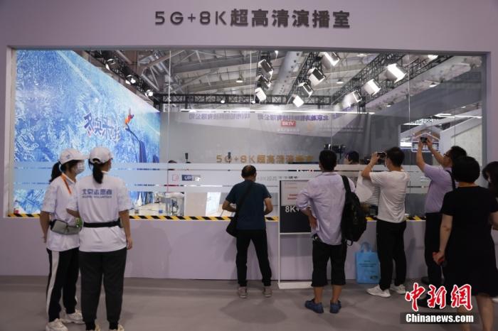 5G 8K超高清演播室吸引参观者。 <a target='_blank' href='http://www.chinanews.com/'>中新社</a>记者 蒋启明 摄 　