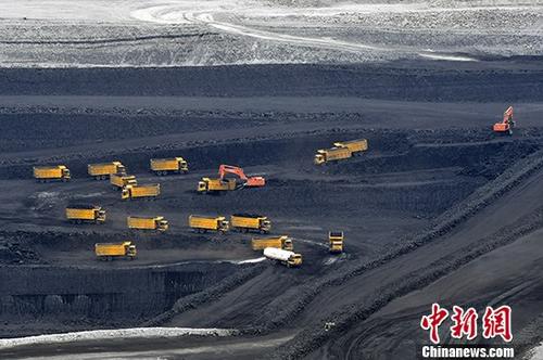 7月4日，位于新疆准东经济技术开发区，新疆天池能源有限责任公司所属的南露天煤矿，大型运输车辆正在深达200米左右的矿坑中忙着转运原煤。准东煤田位于新疆准格尔盆地东部，东西长达220公里的茫茫戈壁下蕴藏着3900亿吨煤炭资源，已探明储量2149亿吨，是中国目前最大的整装煤田。准东煤田包括五彩湾、大井、将军庙、西黑山、老君庙5个矿区，其中4个矿区规划已取得国家批复。 <a target='_blank' href='http://www.chinanews.com/'>中新社</a>记者 刘新 摄