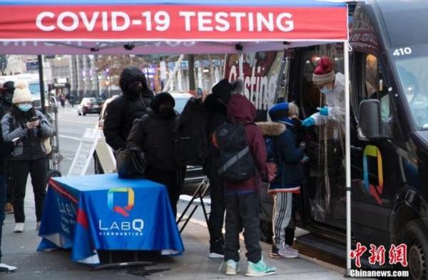 资料图：当地时间1月4日，美国纽约曼哈顿14街一处新冠病毒检测站为居民做检测。<a target='_blank' href='http://www.chinanews.com/'>中新社</a>记者 廖攀 摄