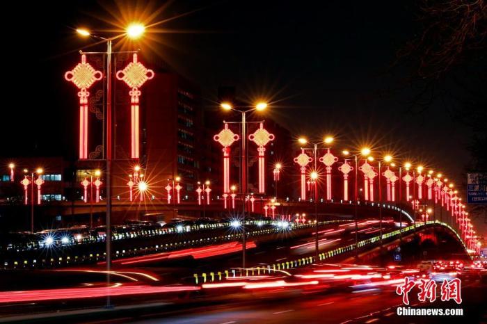 1月20日，浓郁中式风情的“中国结”点亮北京长安街木樨地桥。据介绍，2022年长安街春节景观布置工作主要包括长安街的东单至西单路段121基华灯共安装242套大红灯笼；东单至国贸桥、西单至新兴桥的431基铁杆灯安装862套中国结。今年长安街大红灯笼和“中国结”于当日点亮。 <a target='_blank' href='http://www.chinanews.com/'>中新社</a>记者 盛佳鹏 摄