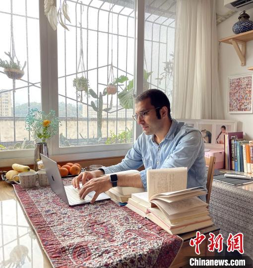 春节假期，艾森在家中忙碌于中国经典著作的波斯语翻译、审稿和校对工作。　受访者供图