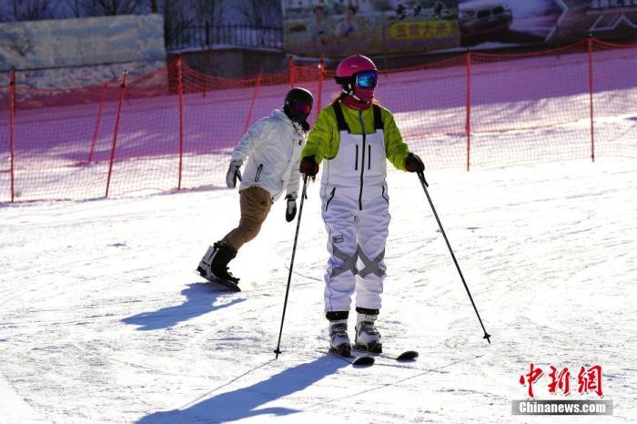 资料图：黑龙江亚布力滑雪场，游客享受滑雪运动。 <a target='_blank' href='/'>中新社</a>发 孙汉仑 摄
