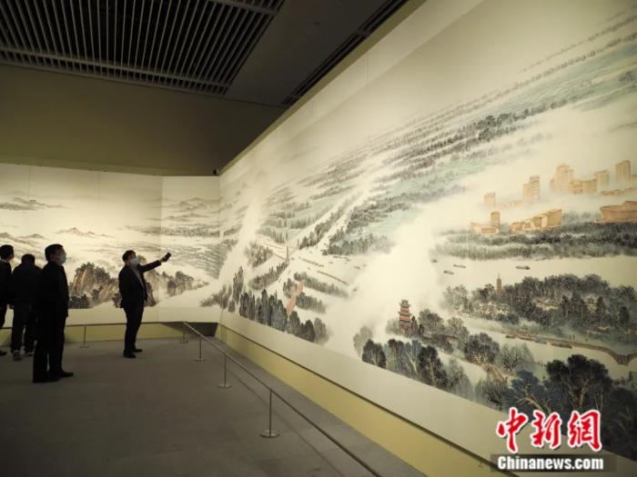 观众在中国国家博物馆内参观“中国大运河史诗图卷展”。<a target='_blank' href='http://www.chinanews.com/'>中新社</a>发 杜建坡 摄