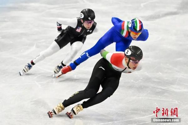 2月5日，在首都体育馆举行的北京冬奥会短道速滑男子1000米预赛中，匈牙利选手刘少林（右一）位列小组第一，成功晋级。<a target='_blank' href='http://www.chinanews.com/'>中新社</a>记者 毛建军 摄