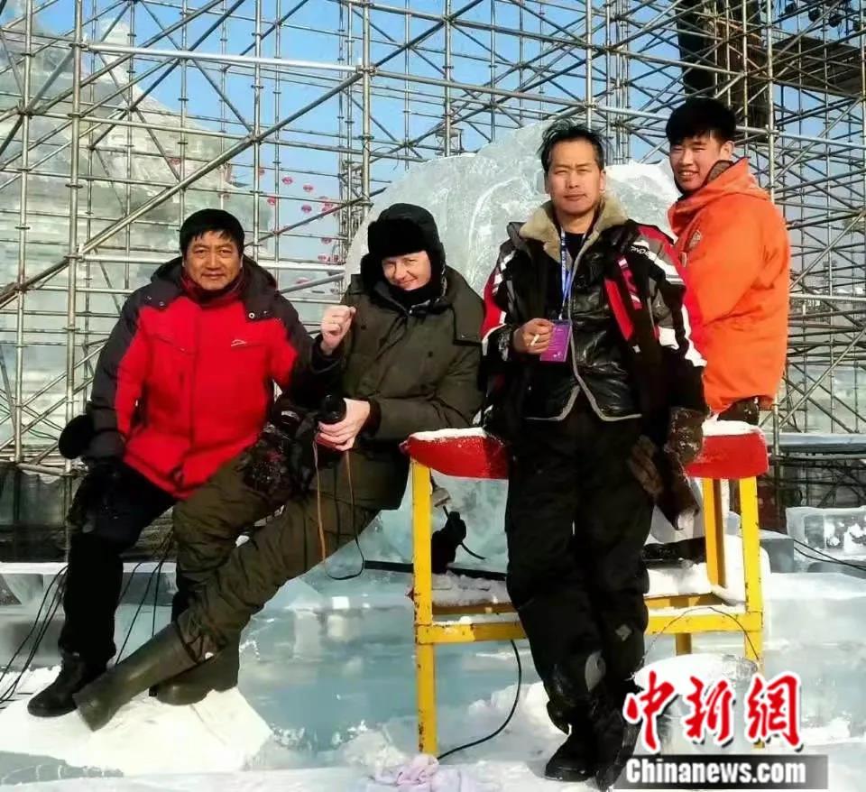 中俄冰雪雕塑艺术家在作品前合影留念。受访者供图