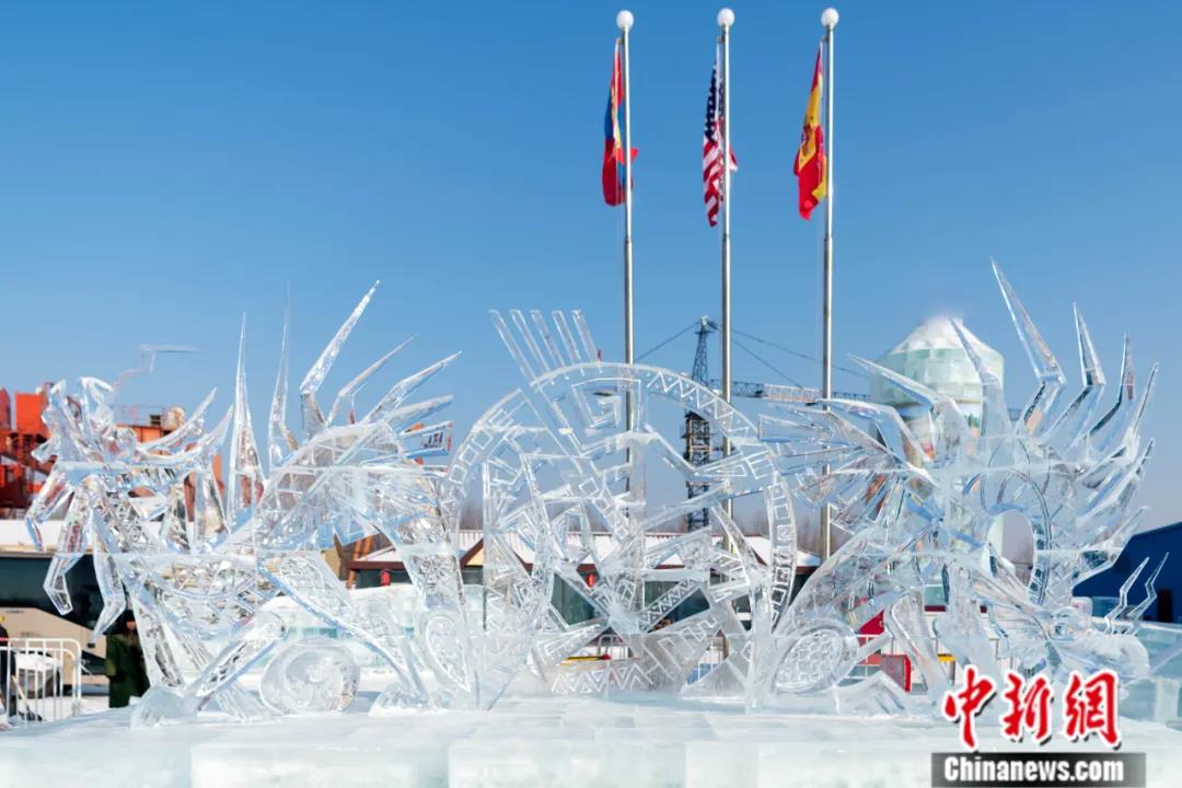 哈尔滨国际组合冰冰雕大赛，俄罗斯代表队作品《世界的诞生》获得冠军。哈尔滨冰雪大世界供图