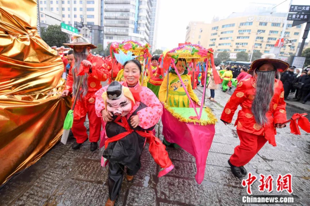 2019年2月，一场极具年俗特色的巡游闹元宵活动在长沙街头举行。传统龙狮、大头娃娃等传统民俗表演，吸引不少市民围观。<a target='_blank' href='http://www.chinanews.com/'>中新社</a>记者 杨华峰 摄