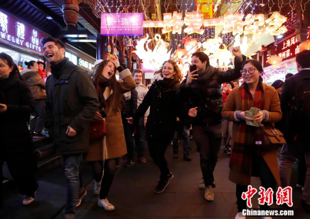 2018年3月，中外青年游客在上海豫园观灯、闹元宵。<a target='_blank' href='http://www.chinanews.com/'>中新社</a>记者 殷立勤 摄