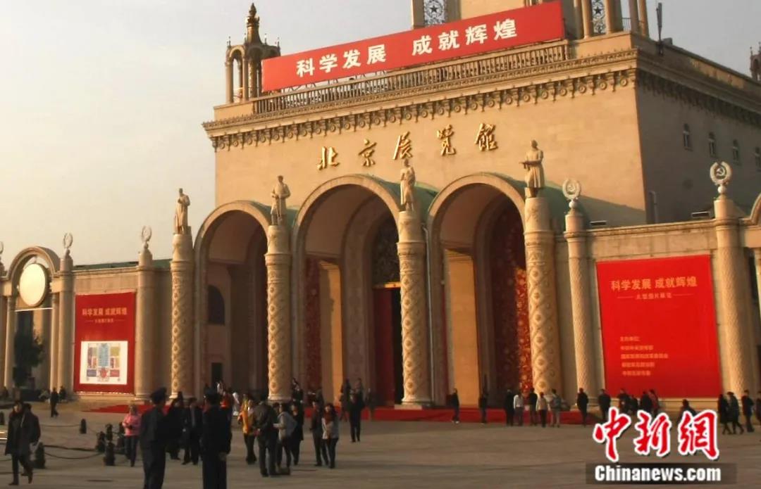 2012年11月，在北京展览馆举行的 “科学发展、成就辉煌”大型图片展览吸引参观者。<a target='_blank' href='http://www.chinanews.com/'>中新社</a>发 张家瑞 摄