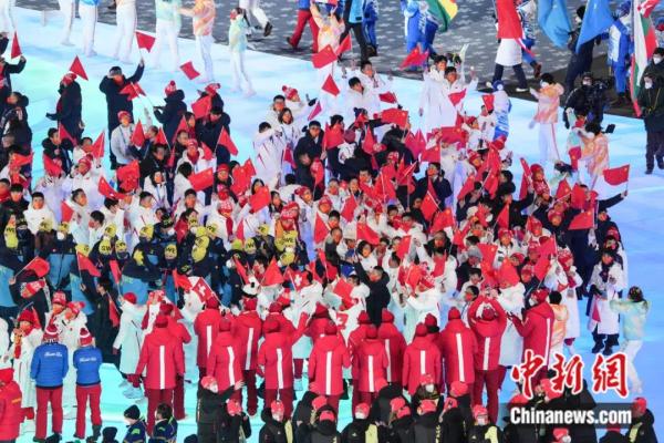 北京冬奥会闭幕式现场，运动员们入场。