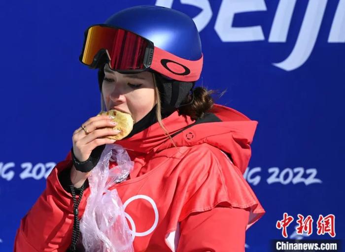 谷爱凌在北京2022年冬奥会自由式滑雪女子坡面障碍技巧资格赛后吃韭菜盒子。<a target='_blank' href='http://www.chinanews.com/'>中新社</a>记者 翟羽佳 摄