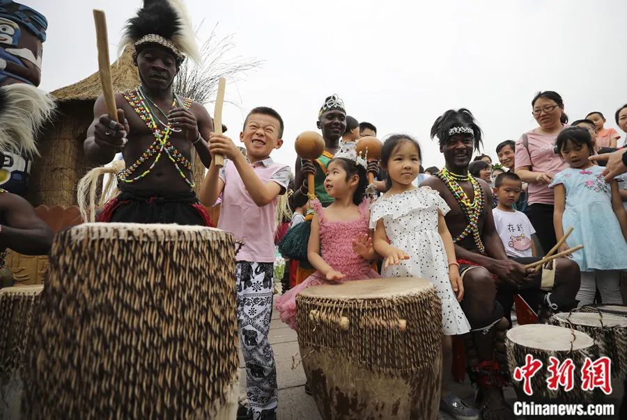 2019年6月，在北京世界公园举办的非洲舞活动中，小朋友和外国鼓手互动。<a target='_blank' href='http://www.chinanews.com/'>中新社</a>记者 赵隽 摄