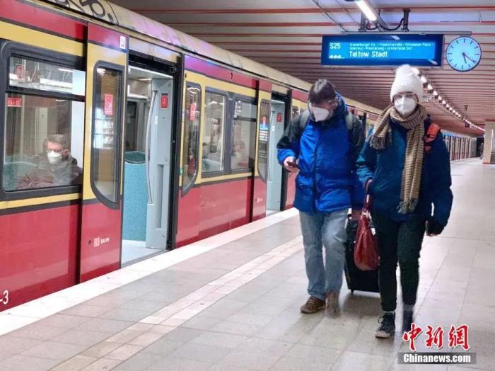 资料图：柏林一处地铁站内，候车乘客戴上了N95口罩。 <a target='_blank' href='http://www.chinanews.com/'>中新社</a>记者 彭大伟 摄