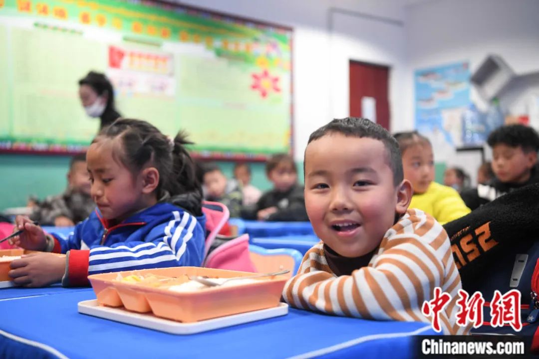 2022年3月11日，西藏自治区拉萨市城关区第三小学的学生食用营养午餐。<a target='_blank' href='http://www.chinanews.com/'>中新社</a>记者 贡嘎来松 摄