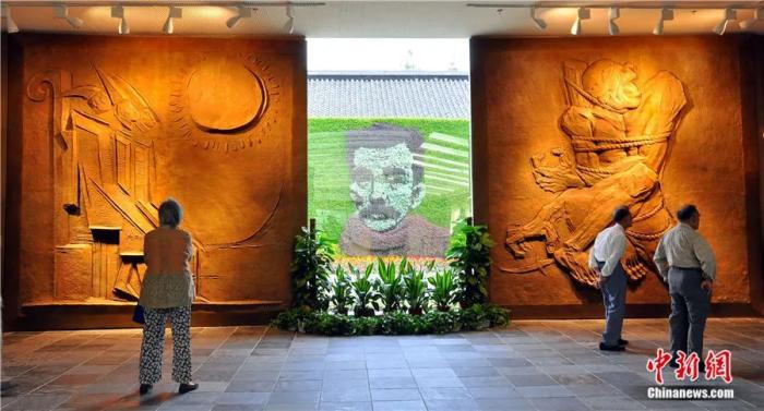 2011年，在上海鲁迅纪念馆，观众观看巨幅浮雕《呐喊》《彷徨》。<a target='_blank' href='http://www.chinanews.com/'>中新社</a>发 周东潮 摄