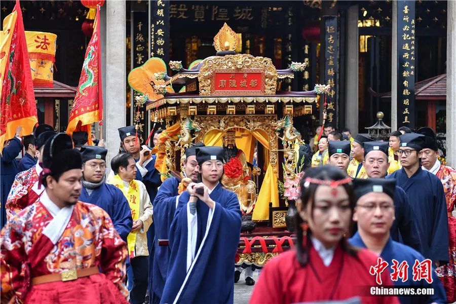 2019年2月24日，广州市道教界人士使用轿子将“城隍爷”抬出都城隍庙。当日，源于古代城隍庙祭的城隍祈福文化活动在广州都城隍庙举行。<a target='_blank' href='http://www.chinanews.com/'>中新社</a>记者 陈骥旻 摄

