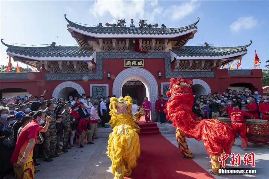 2020年12月，海南琼海，民众在城隍庙前举行回火安座庆典。<a target='_blank' href='http://www.chinanews.com/'>中新社</a>发 蒙钟德 摄

