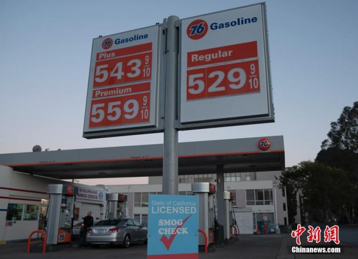 2022年3月，车主在美国加州圣马特奥县为车辆加油。<a target='_blank' href='http://www.chinanews.com/'>中新社</a>记者 刘关关 摄