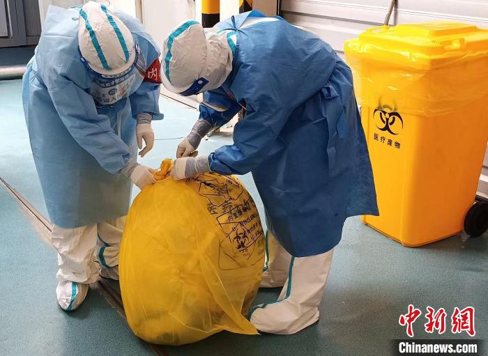 图为内感护士处理垃圾。　江苏省中医院供图