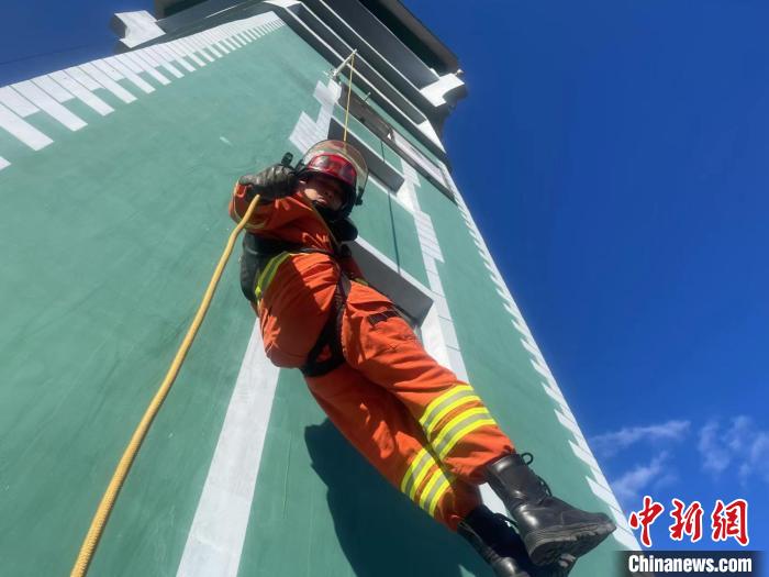 图为柴瑞喜进行塔上索滑降示范训练。　内蒙古大兴安岭航空护林局特勤突击队 摄